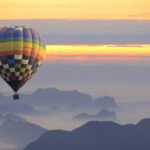 globo-aerostatico-sobre-mar-niebla